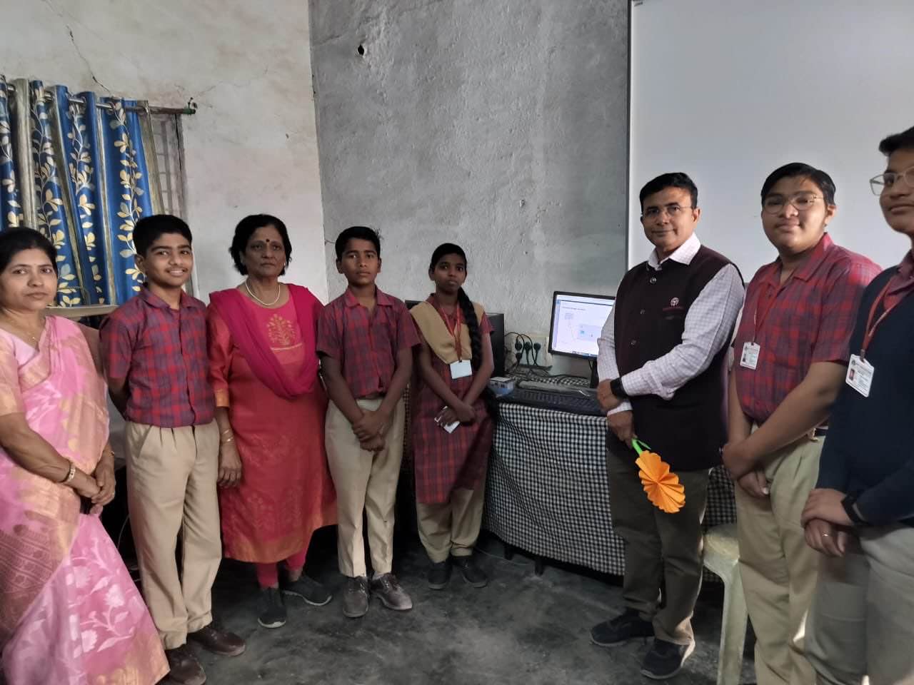 Mentor guiding student through project